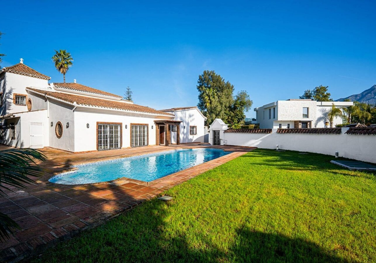 Family villa with pool on a large plot in the golf valley, Nueva Andalucia, Marbella