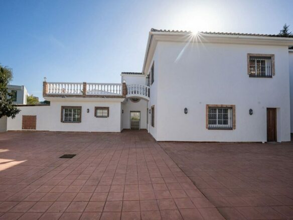 Family villa with pool on a large plot in the golf valley, Nueva Andalucia, Marbella