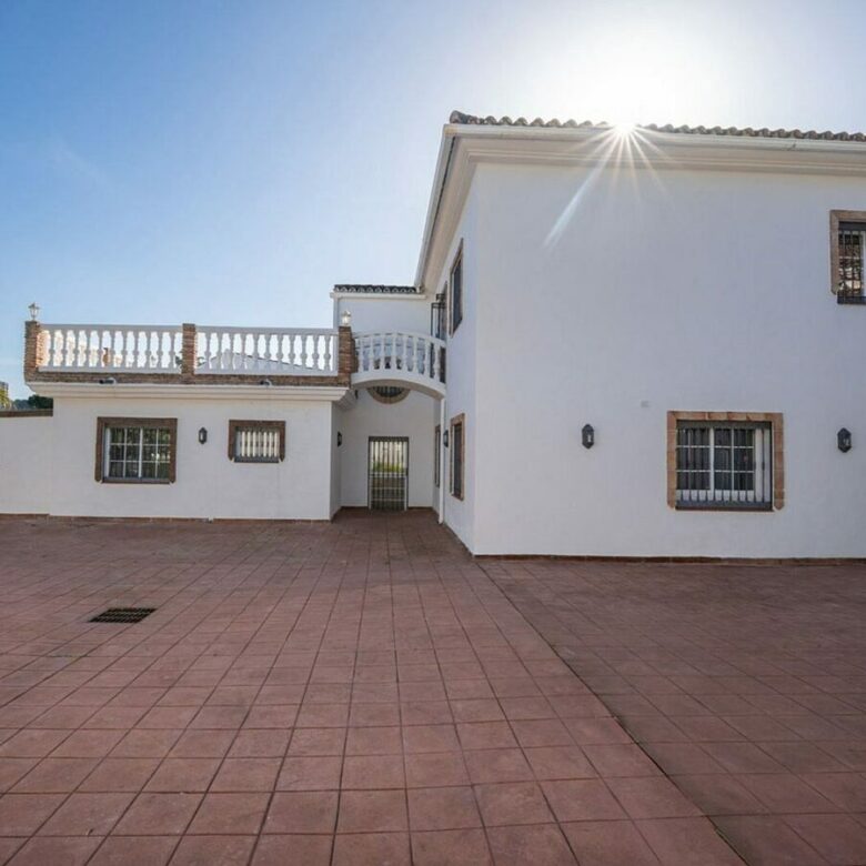 Family villa with pool on a large plot in the golf valley, Nueva Andalucia, Marbella