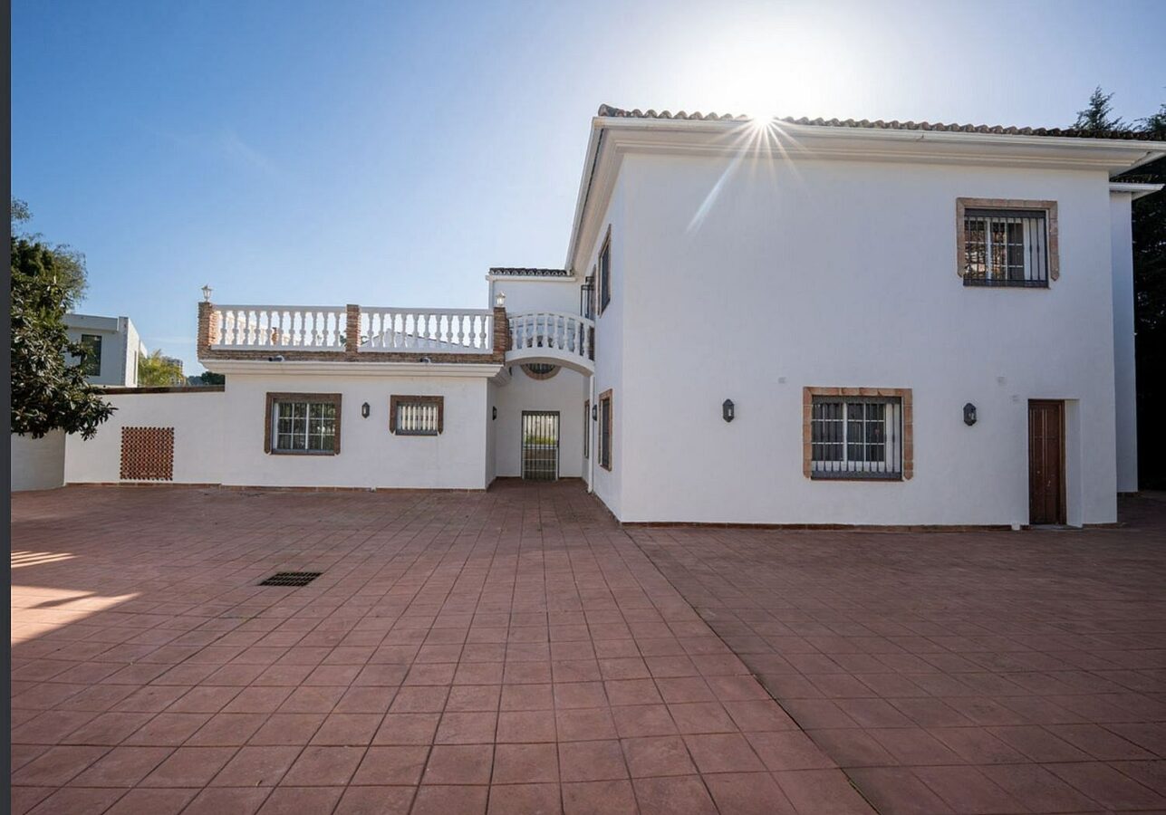 Family villa with pool on a large plot in the golf valley, Nueva Andalucia, Marbella