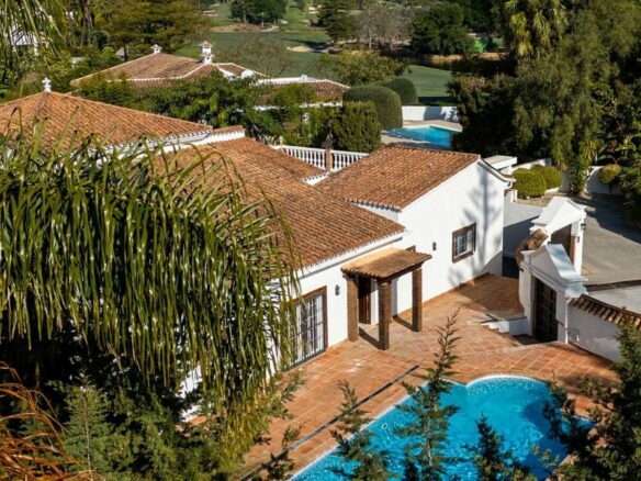 Family villa with pool on a large plot in the golf valley, Nueva Andalucia, Marbella