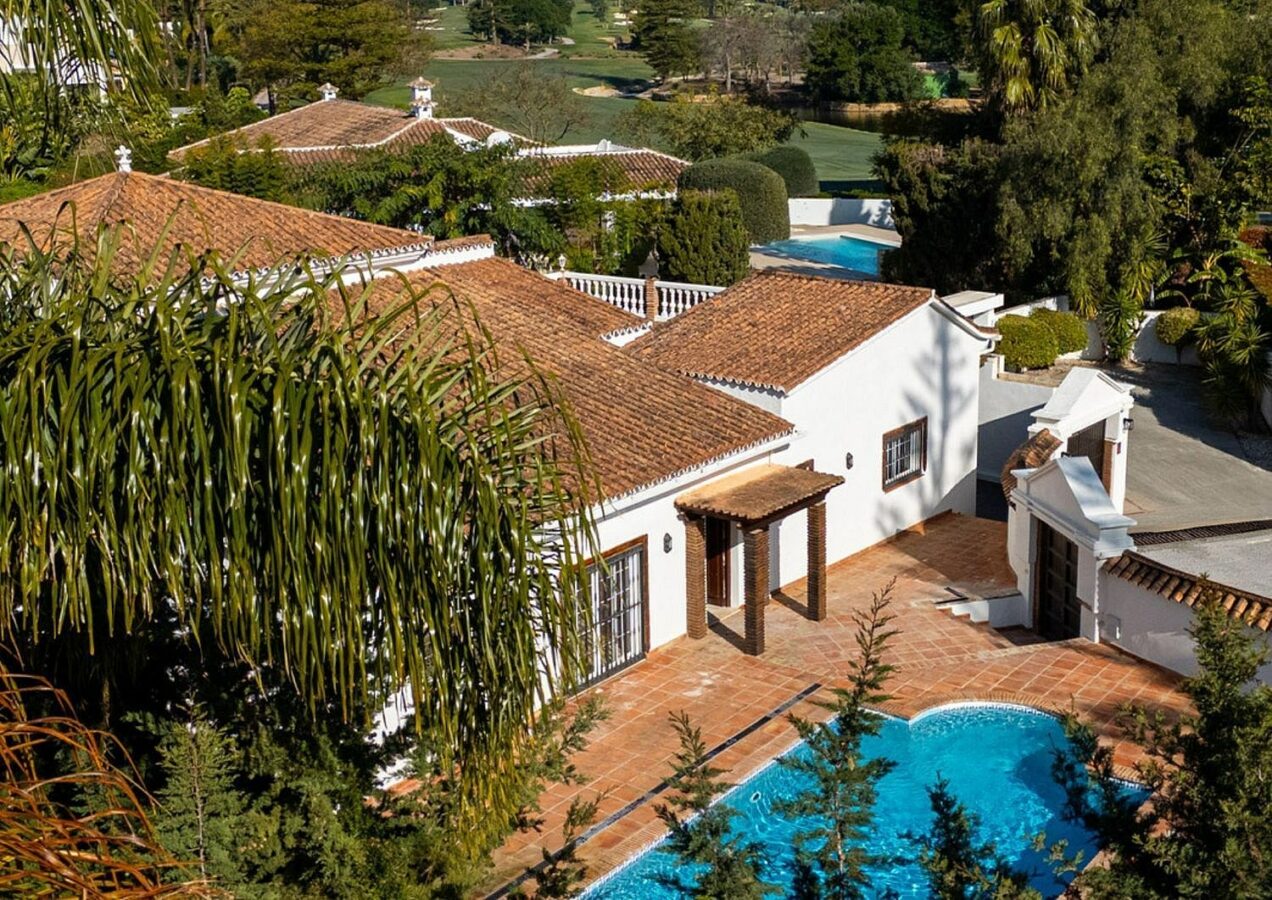 Family villa with pool on a large plot in the golf valley, Nueva Andalucia, Marbella