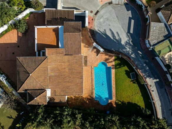 Family villa with pool on a large plot in the golf valley, Nueva Andalucia, Marbella
