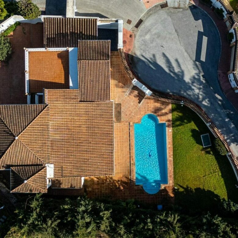Family villa with pool on a large plot in the golf valley, Nueva Andalucia, Marbella