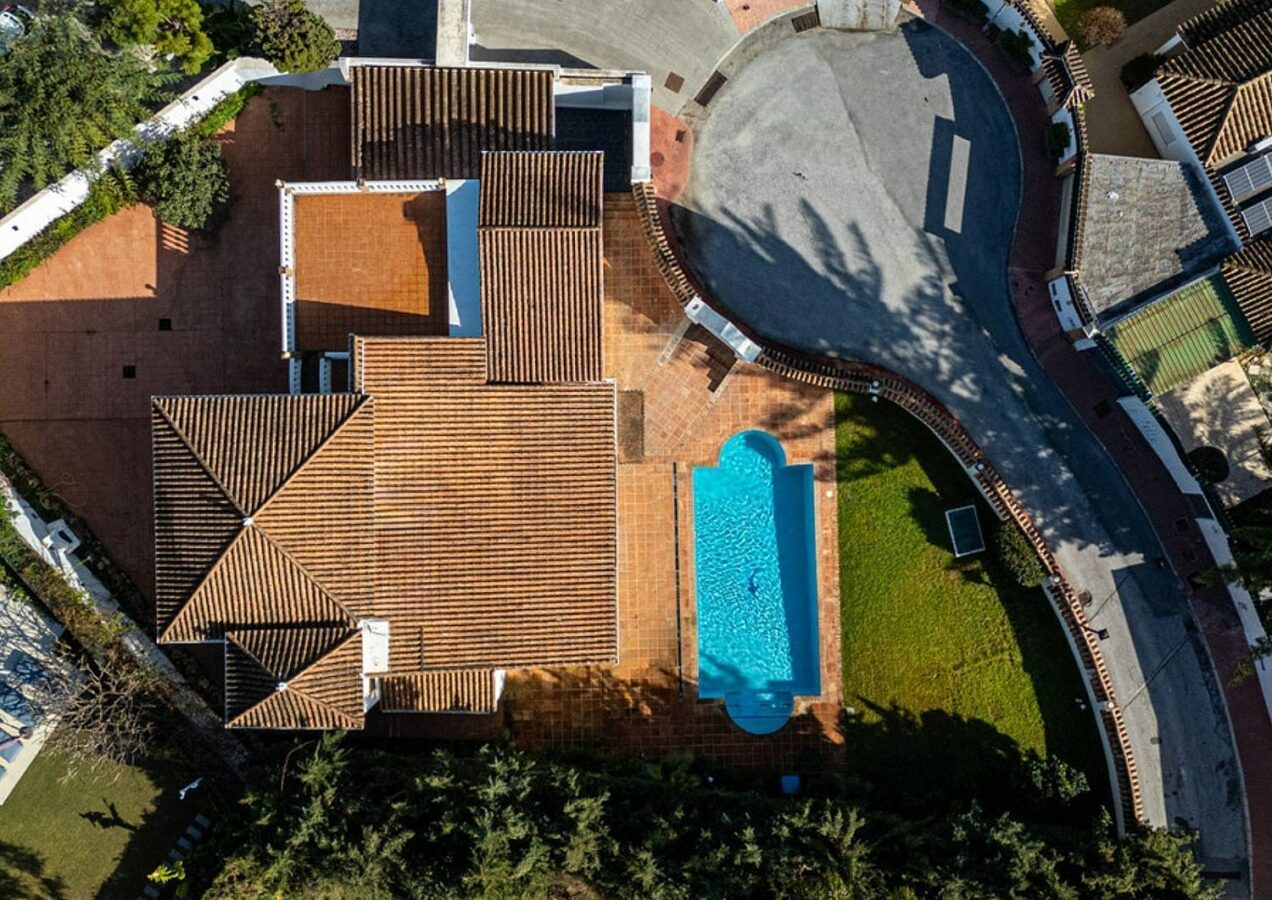 Family villa with pool on a large plot in the golf valley, Nueva Andalucia, Marbella