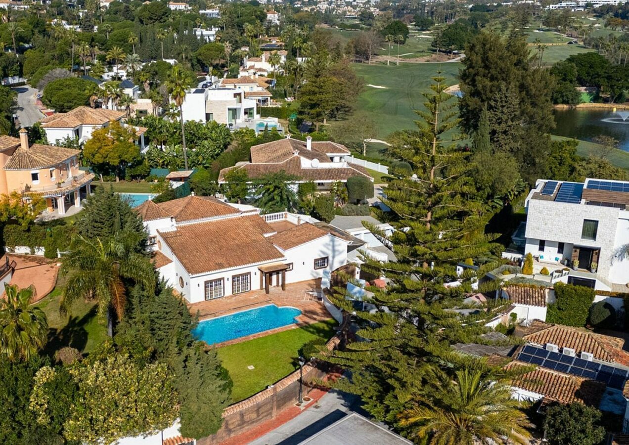 Family villa with pool on a large plot in the golf valley, Nueva Andalucia, Marbella