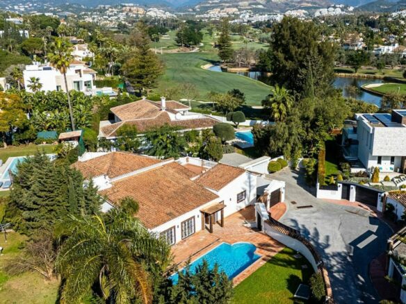 Family villa with pool on a large plot in the golf valley, Nueva Andalucia, Marbella