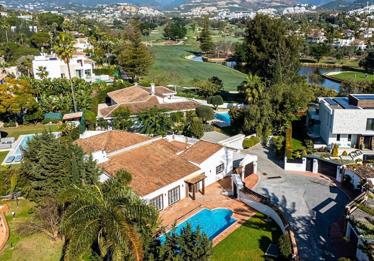Family villa with pool on a large plot in the golf valley, Nueva Andalucia, Marbella