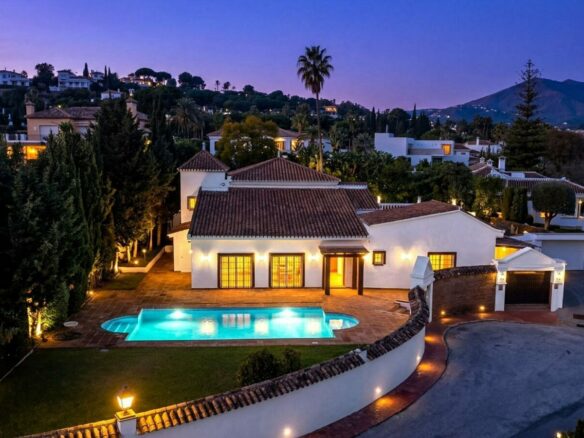 Family villa with pool on a large plot in the golf valley, Nueva Andalucia, Marbella