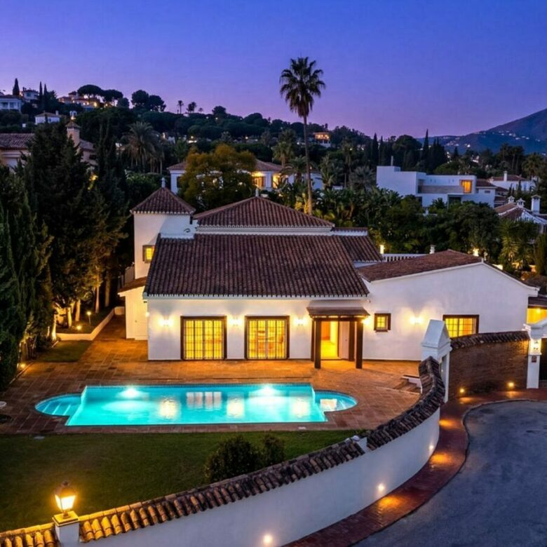 Family villa with pool on a large plot in the golf valley, Nueva Andalucia, Marbella
