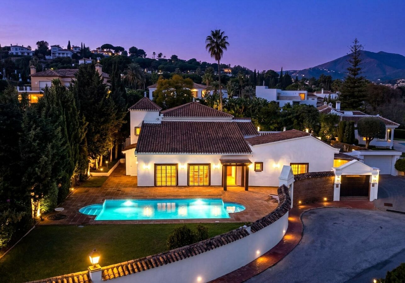 Family villa with pool on a large plot in the golf valley, Nueva Andalucia, Marbella