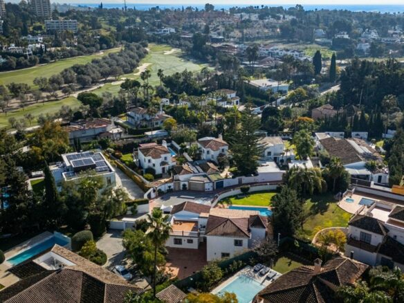 Family villa with pool on a large plot in the golf valley, Nueva Andalucia, Marbella
