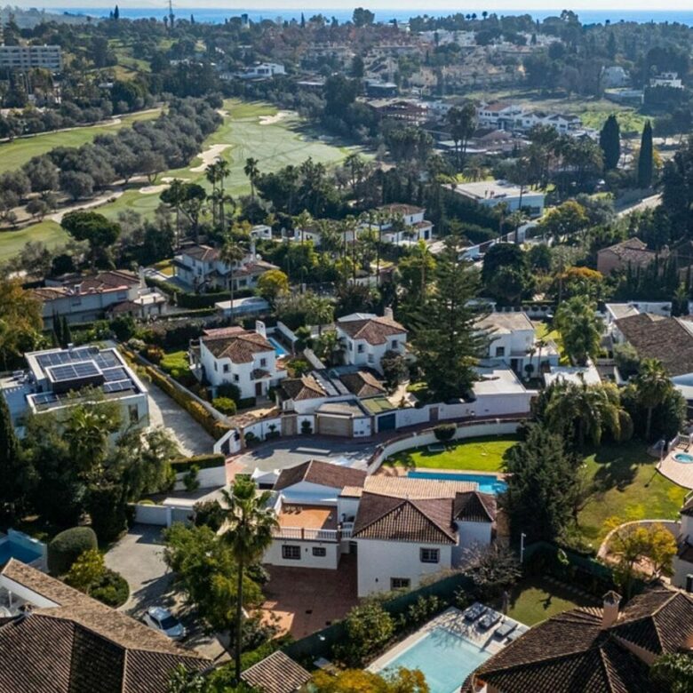 Family villa with pool on a large plot in the golf valley, Nueva Andalucia, Marbella