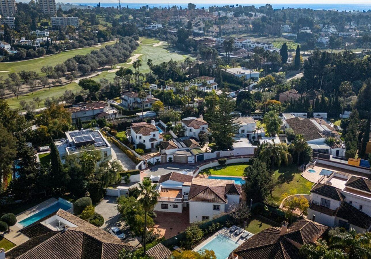 Family villa with pool on a large plot in the golf valley, Nueva Andalucia, Marbella