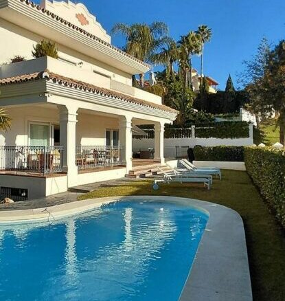 Frontline golf villa with pool in Guadalmina Alta, San Pedro de Alcantara