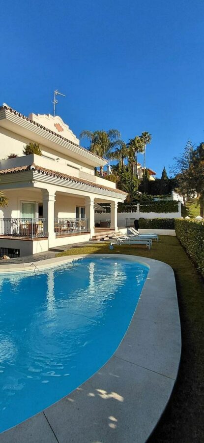 Frontline golf villa with pool in Guadalmina Alta, San Pedro de Alcantara