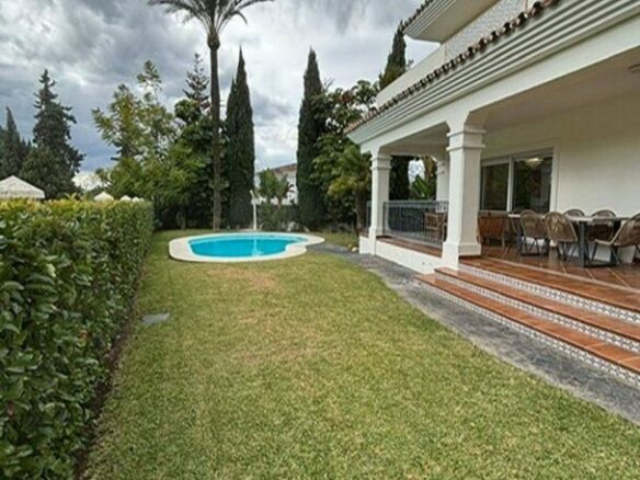 Frontline golf villa with pool in Guadalmina Alta, San Pedro de Alcantara