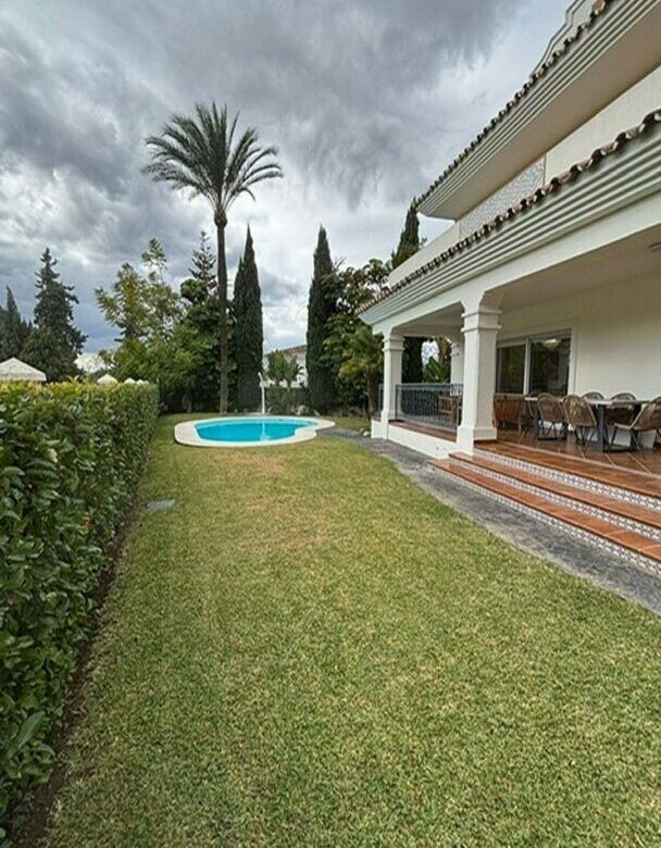 Frontline golf villa with pool in Guadalmina Alta, San Pedro de Alcantara