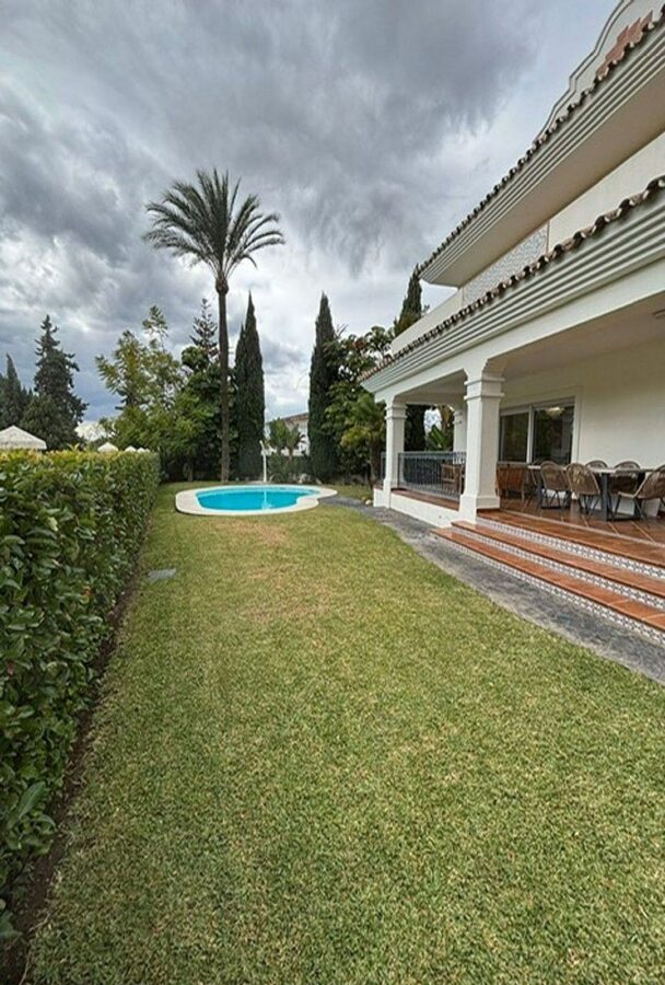 Frontline golf villa with pool in Guadalmina Alta, San Pedro de Alcantara