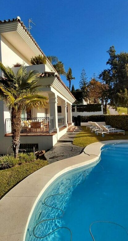 Frontline golf villa with pool in Guadalmina Alta, San Pedro de Alcantara