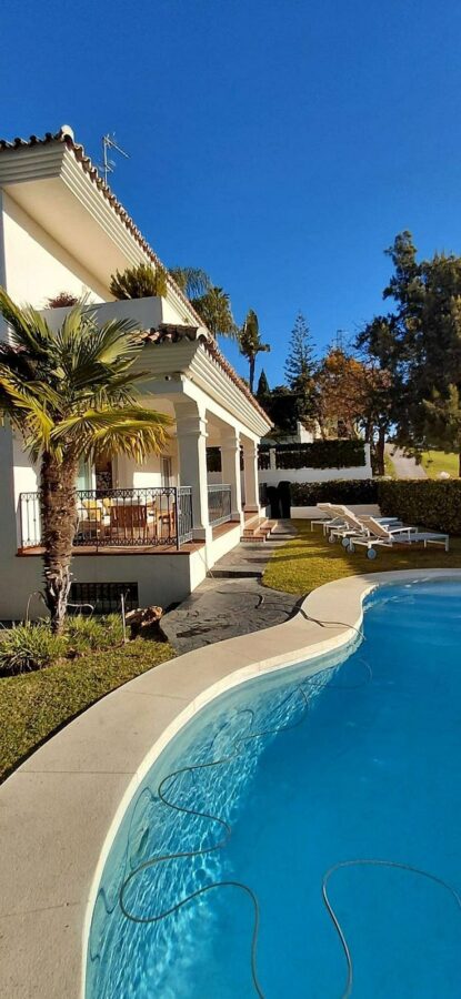 Frontline golf villa with pool in Guadalmina Alta, San Pedro de Alcantara