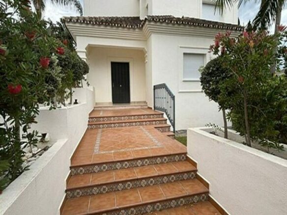Frontline golf villa with pool in Guadalmina Alta, San Pedro de Alcantara