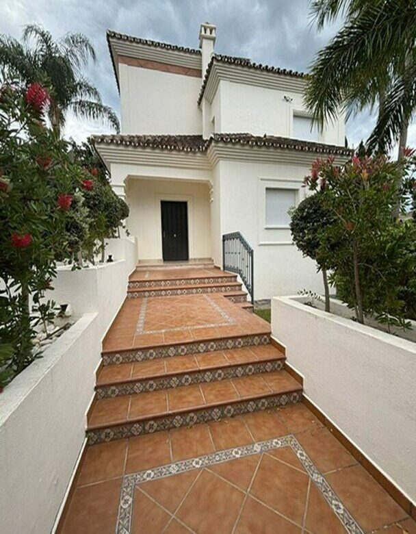 Frontline golf villa with pool in Guadalmina Alta, San Pedro de Alcantara