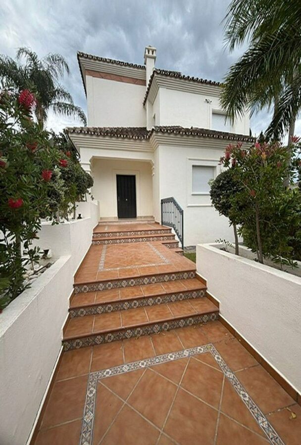 Frontline golf villa with pool in Guadalmina Alta, San Pedro de Alcantara