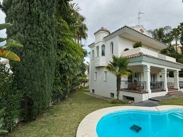 Frontline golf villa with pool in Guadalmina Alta, San Pedro de Alcantara