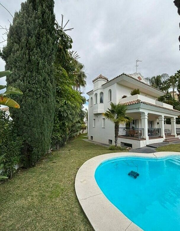Frontline golf villa with pool in Guadalmina Alta, San Pedro de Alcantara