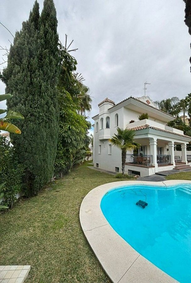 Frontline golf villa with pool in Guadalmina Alta, San Pedro de Alcantara