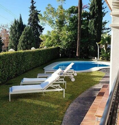 Frontline golf villa with pool in Guadalmina Alta, San Pedro de Alcantara