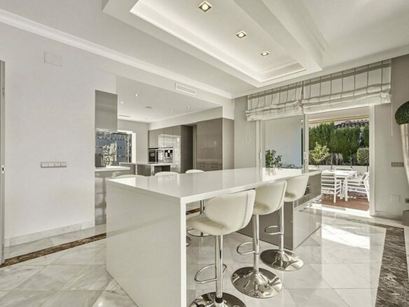 Five bedroom frontline golf villa Guadalmina Alta San Pedro