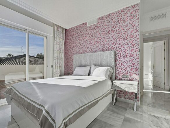 Five bedroom frontline golf villa Guadalmina Alta San Pedro