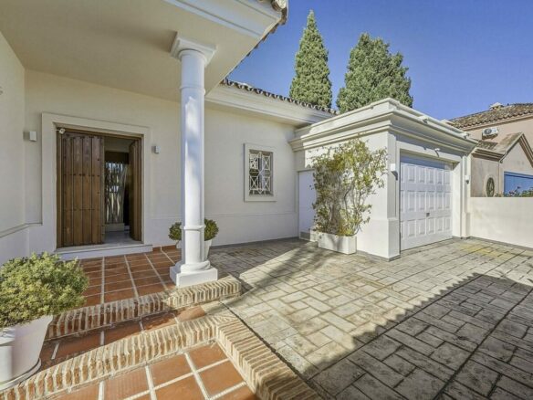 Five bedroom frontline golf villa Guadalmina Alta San Pedro