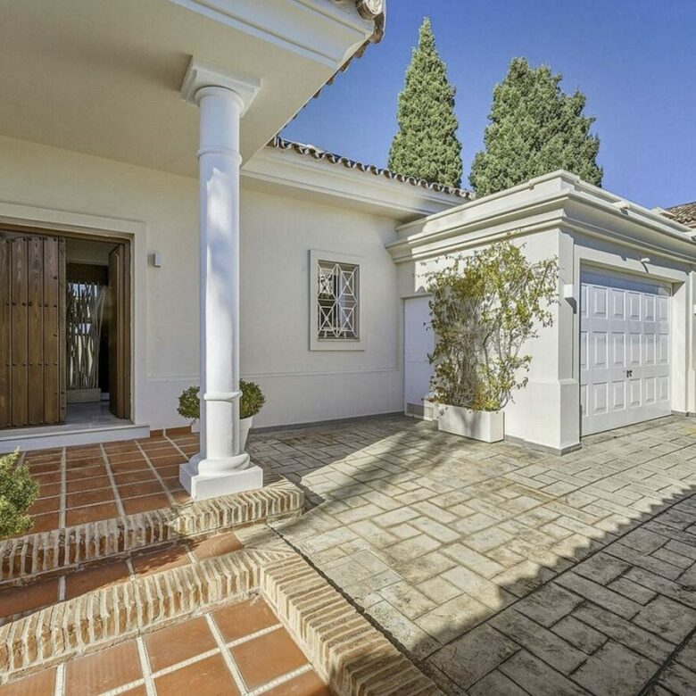 Five bedroom frontline golf villa Guadalmina Alta San Pedro