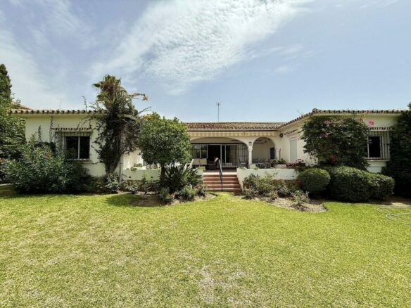 Frontline golf villa Guadalmina Alta San Pedro