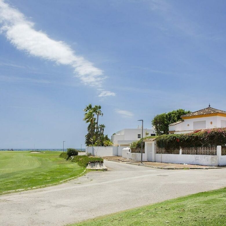 Frontline golf beachside villa in Guadalmina Baja, San Pedro de Alcantara
