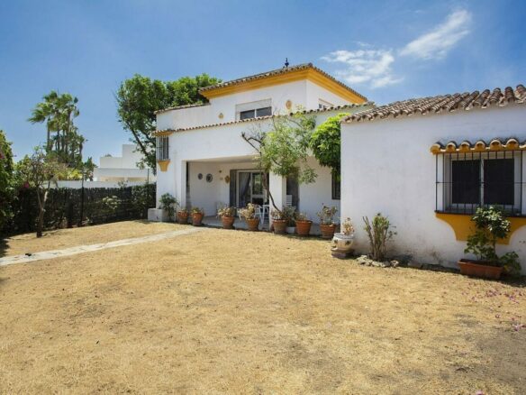 Frontline golf beachside villa in Guadalmina Baja, San Pedro de Alcantara