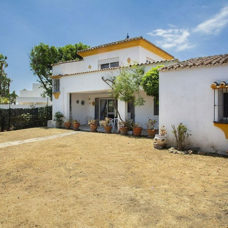 Frontline golf beachside villa in Guadalmina Baja, San Pedro de Alcantara