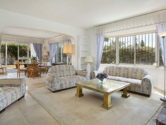 Frontline golf beachside villa in Guadalmina Baja, San Pedro de Alcantara