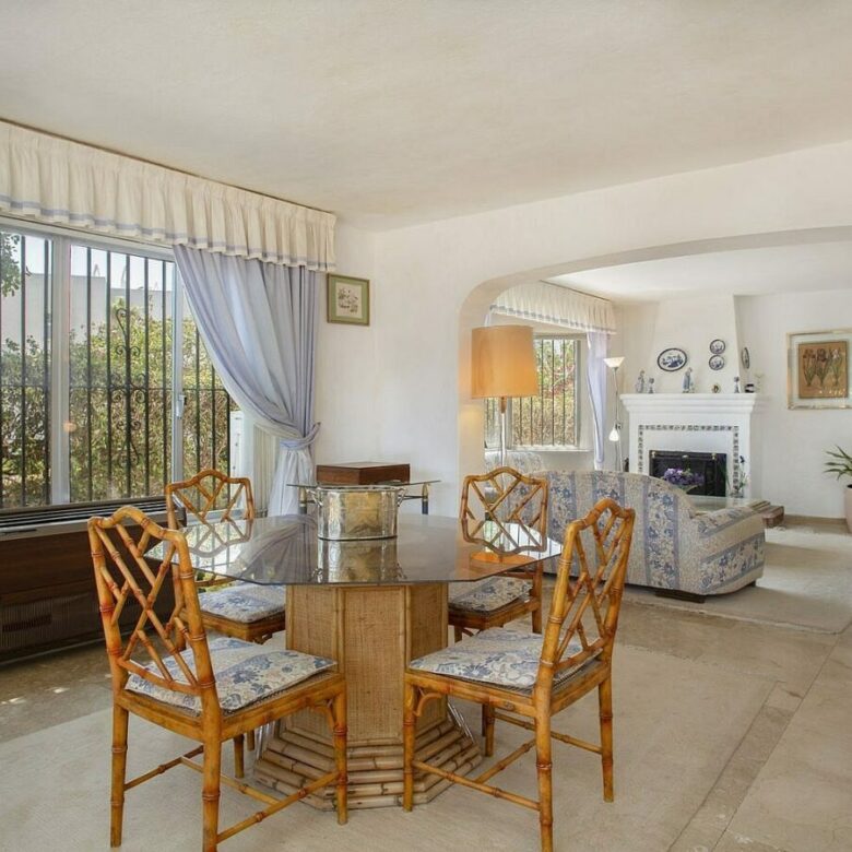 Frontline golf beachside villa in Guadalmina Baja, San Pedro de Alcantara
