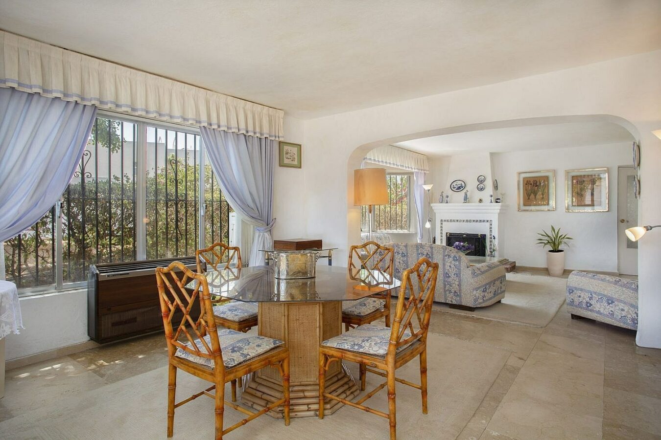 Frontline golf beachside villa in Guadalmina Baja, San Pedro de Alcantara