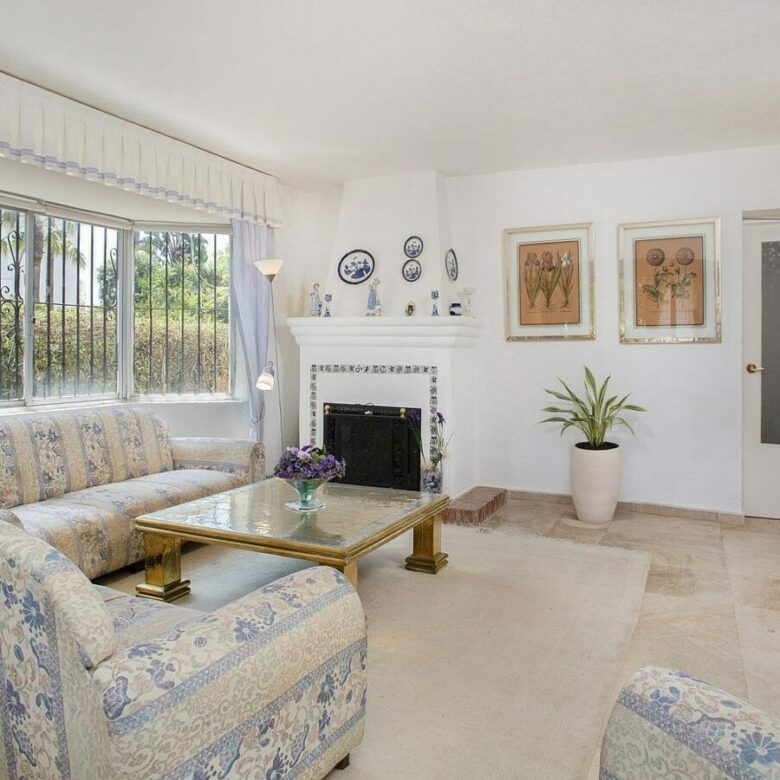 Frontline golf beachside villa in Guadalmina Baja, San Pedro de Alcantara