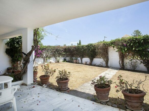 Frontline golf beachside villa in Guadalmina Baja, San Pedro de Alcantara