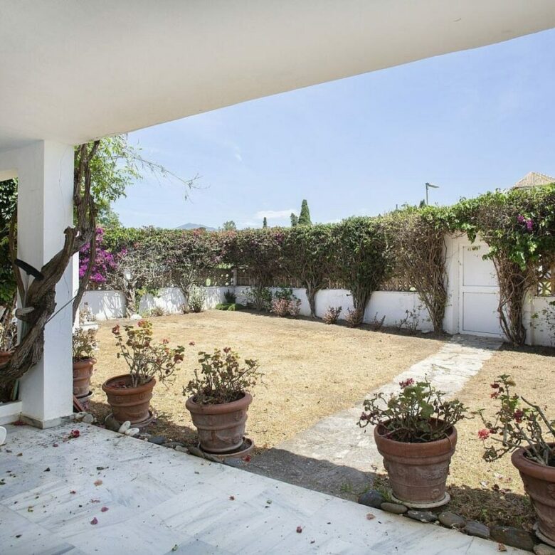 Frontline golf beachside villa in Guadalmina Baja, San Pedro de Alcantara