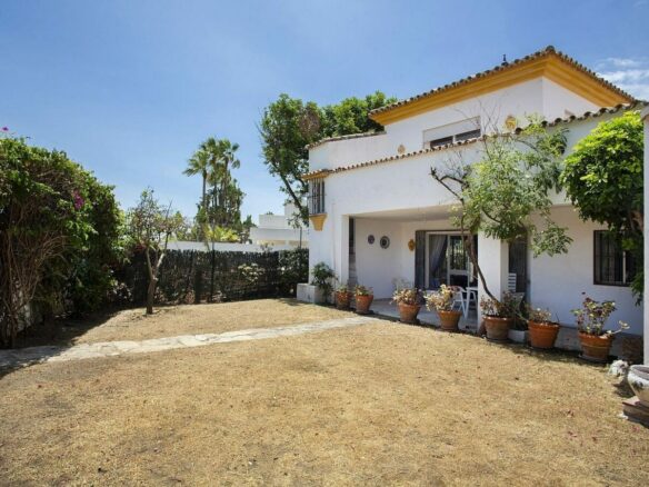 Frontline golf beachside villa in Guadalmina Baja, San Pedro de Alcantara