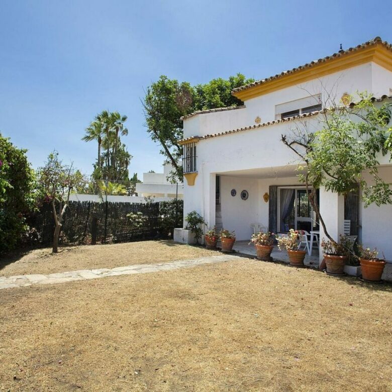 Frontline golf beachside villa in Guadalmina Baja, San Pedro de Alcantara