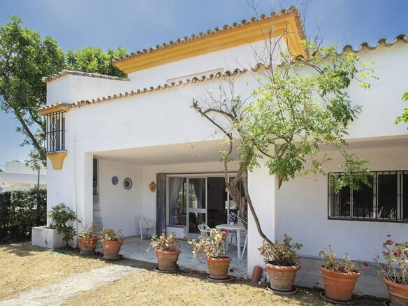 Frontline golf beachside villa in Guadalmina Baja, San Pedro de Alcantara