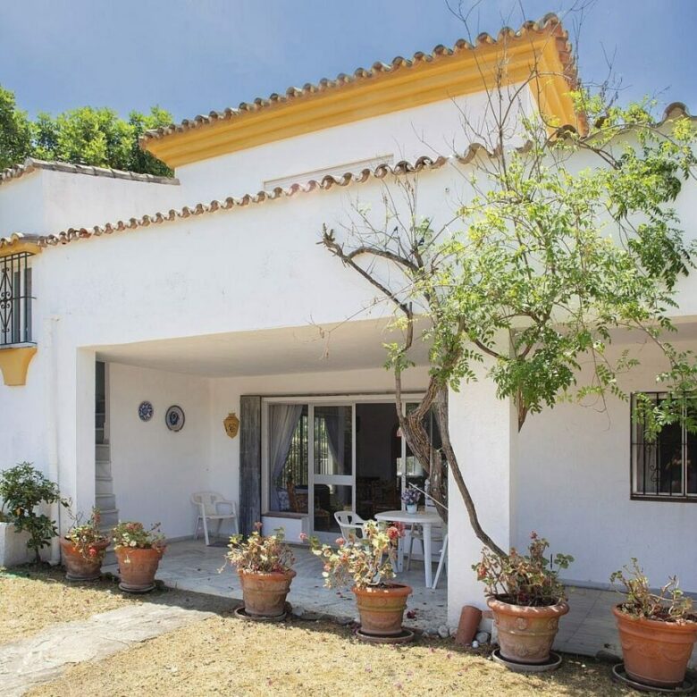 Frontline golf beachside villa in Guadalmina Baja, San Pedro de Alcantara